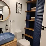 Warm & Chic Designer In The South Lejlighed *