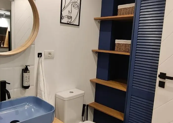 Warm & Chic Designer In The South Apartment *