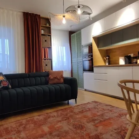 Warm & Chic Designer In The South Бухарест